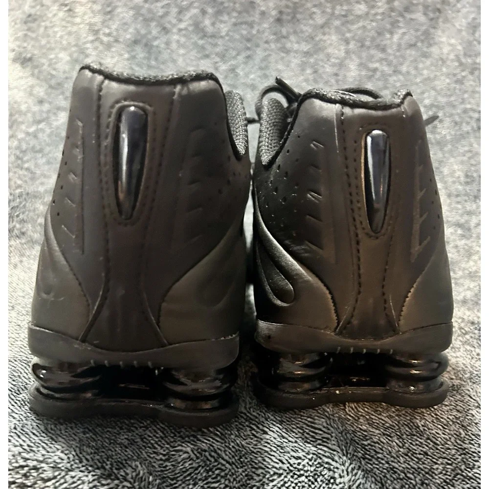 Nike Shox R4 2025 Triple Black on Black Red on Logo Size 9